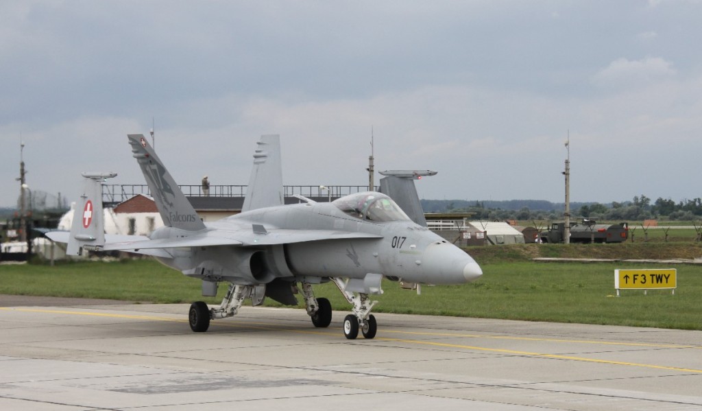 Szwajcarski F/A-18 Hornet kołuje po pokazie - dobrze widoczne złożone skrzydła