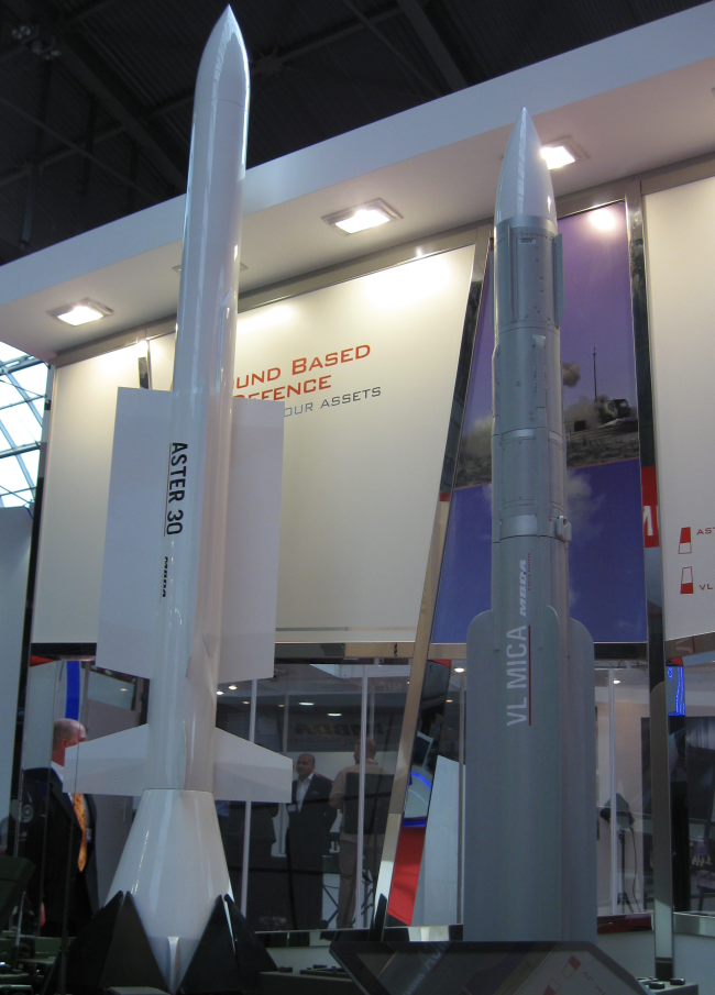 Przeciwlotniczy i przeciwrakietowy pocisk rakietowy średniego zasięgu Aster 30 startuje z pionowych wyrzutni i ma zasięg od 3 do 120 kilometrów. Andrzej Pawłowski