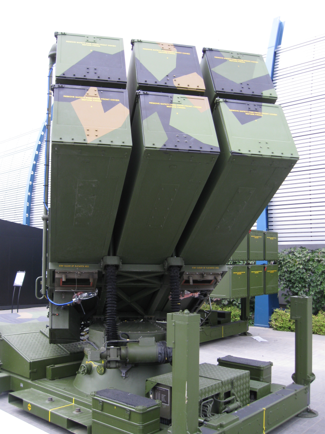 Wyrzutnia rakiet systemu przeciwlotniczego NASAMS (Norwegian Advanced Surface to Air Missile System), wspólnego tworu norweskiego Kongsberga i amerykańskiego Raytheona. Zestawu obecnie używają Norwegia, Hiszpania, Stany Zjednoczone i Holandia. Zamówiony został również przez Finlandię