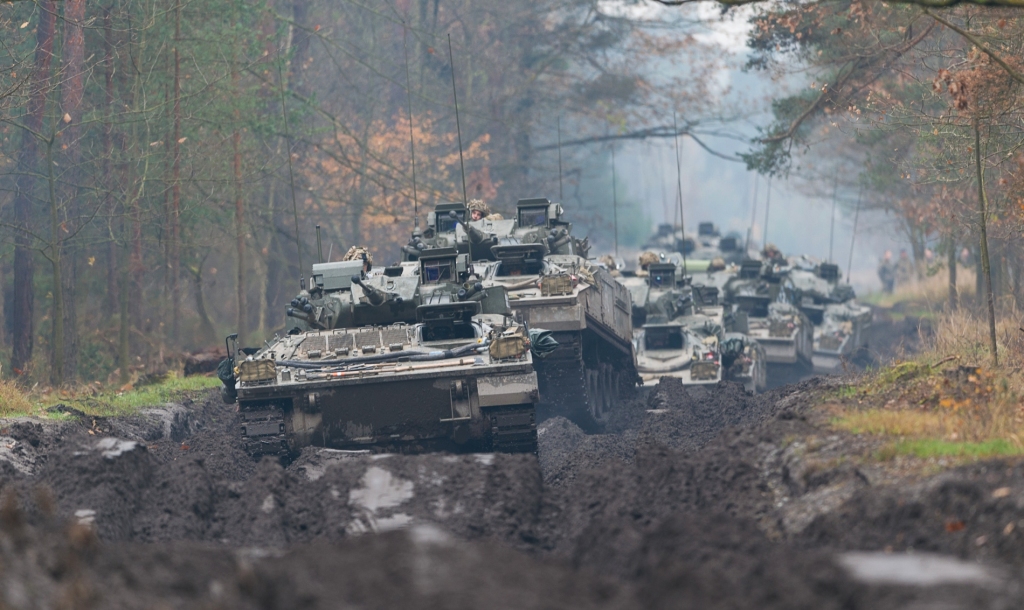 Kolumna bojowych wozów piechoty Warrior przedziera się przez leśne błoto. (fot. SSgt Mark Nesbit RLC (Phot), © MOD / Crown Copyright)