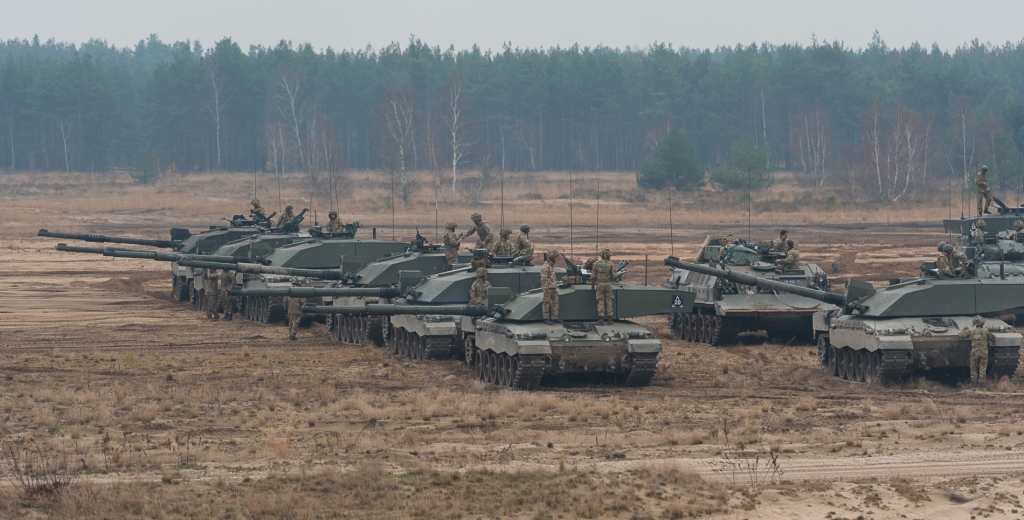 Czołgi Challenger 2 ustawiają się przed rozpoczęciem kolejnego zadania. Pomiędzy nimi, w tle, widoczny jest także pojazd zabezpieczenia technicznego CRARRV. (fot. SSgt Mark Nesbit RLC (Phot), © MOD / Crown Copyright)