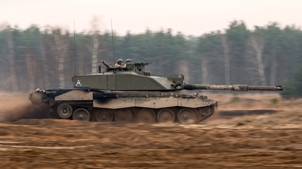 Challenger 2 może rozwinąć w terenie maksymalną prędkość 40 kilometrów na godzinę. Z działem skierowanym do przodu ma długość 11,5 metra (dla porównania Leopard 2A4: 9,7 metra) (fot. SSgt Mark Nesbit RLC (Phot), © MOD / Crown Copyright)