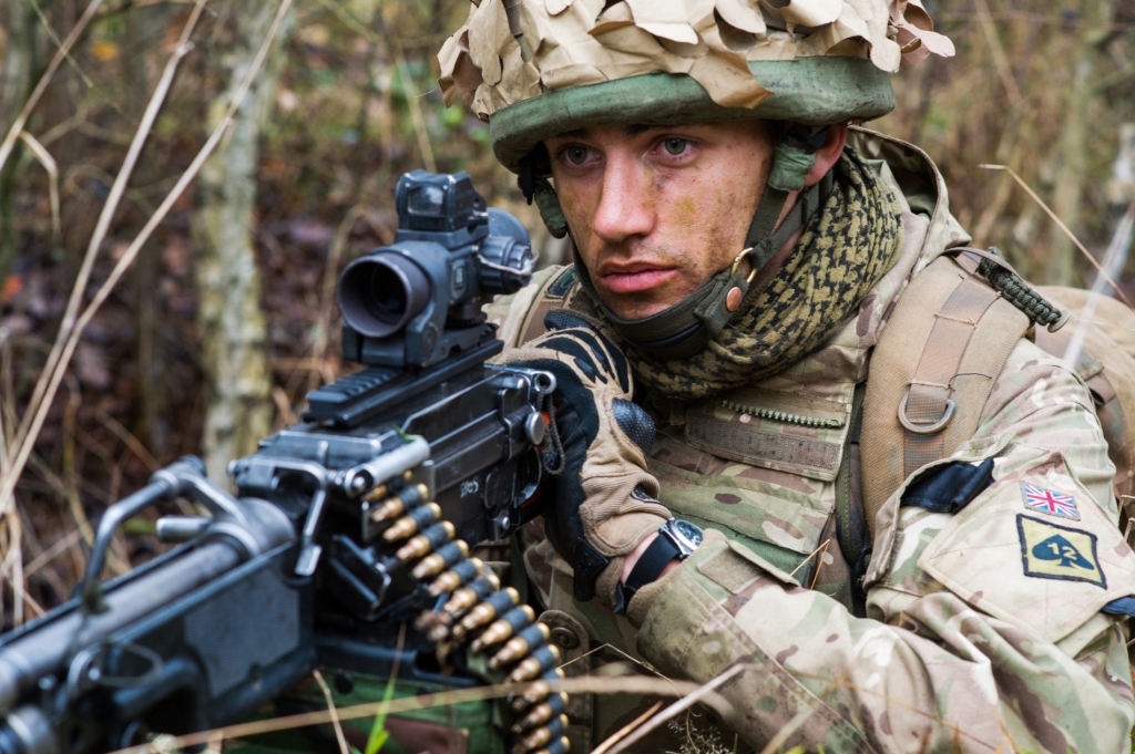 Brytyjski żołnierz z uniwersalnym karabinem maszynowym L7A2 (fot. SSgt Mark Nesbit RLC (Phot), © MOD / Crown Copyright)