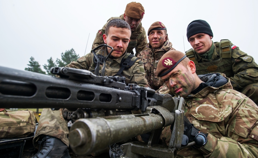 Żołnierze pułku pancernego King’s Royal Hussars zapoznają się z polskim Leopardem 2  (fot. SSgt Mark Nesbit RLC (Phot), © MOD / Crown Copyright)