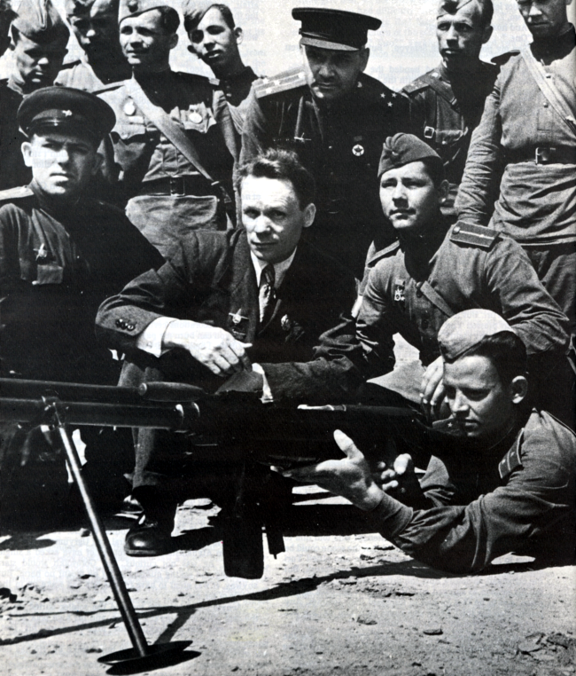 Siergiej G. Simonow (w środku), konstruktor broni, podczas testów nowej wersji karabinu przeciwpancernego PTRS, sierpień 1943 r.