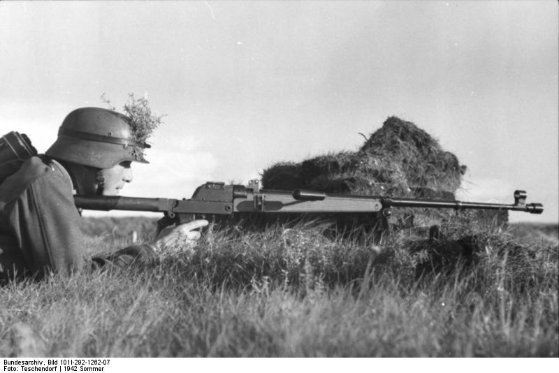 Żołnierz z Panzerbüchse 39 (PzB 39), północna Francja