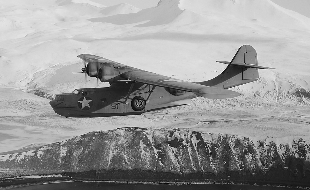 PBY-5A Catalina nad Aleutami. (fot. Horace Bristol, National Archives and Records Administration)