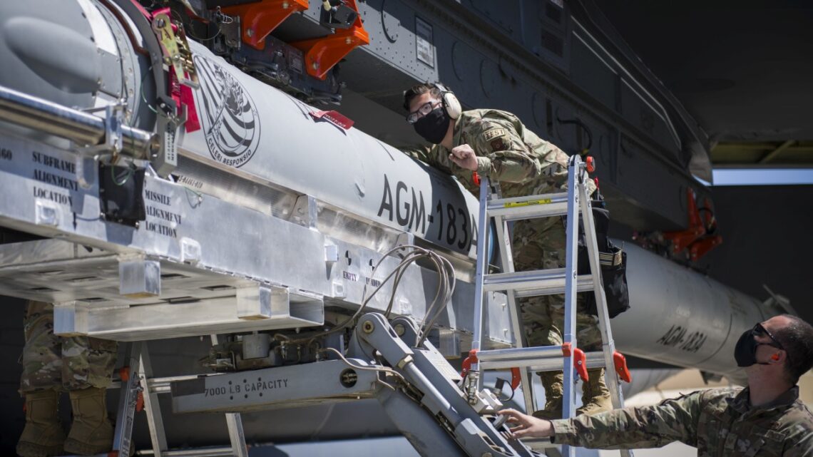 podwieszanie ARRW pod skrzydłem B-52H