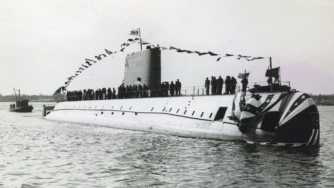 USS Nautilus w gali banderowej po wodowaniu