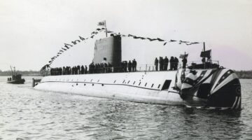 USS Nautilus w gali banderowej po wodowaniu