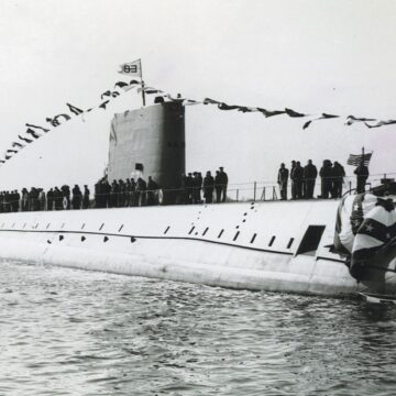 USS Nautilus w gali banderowej po wodowaniu